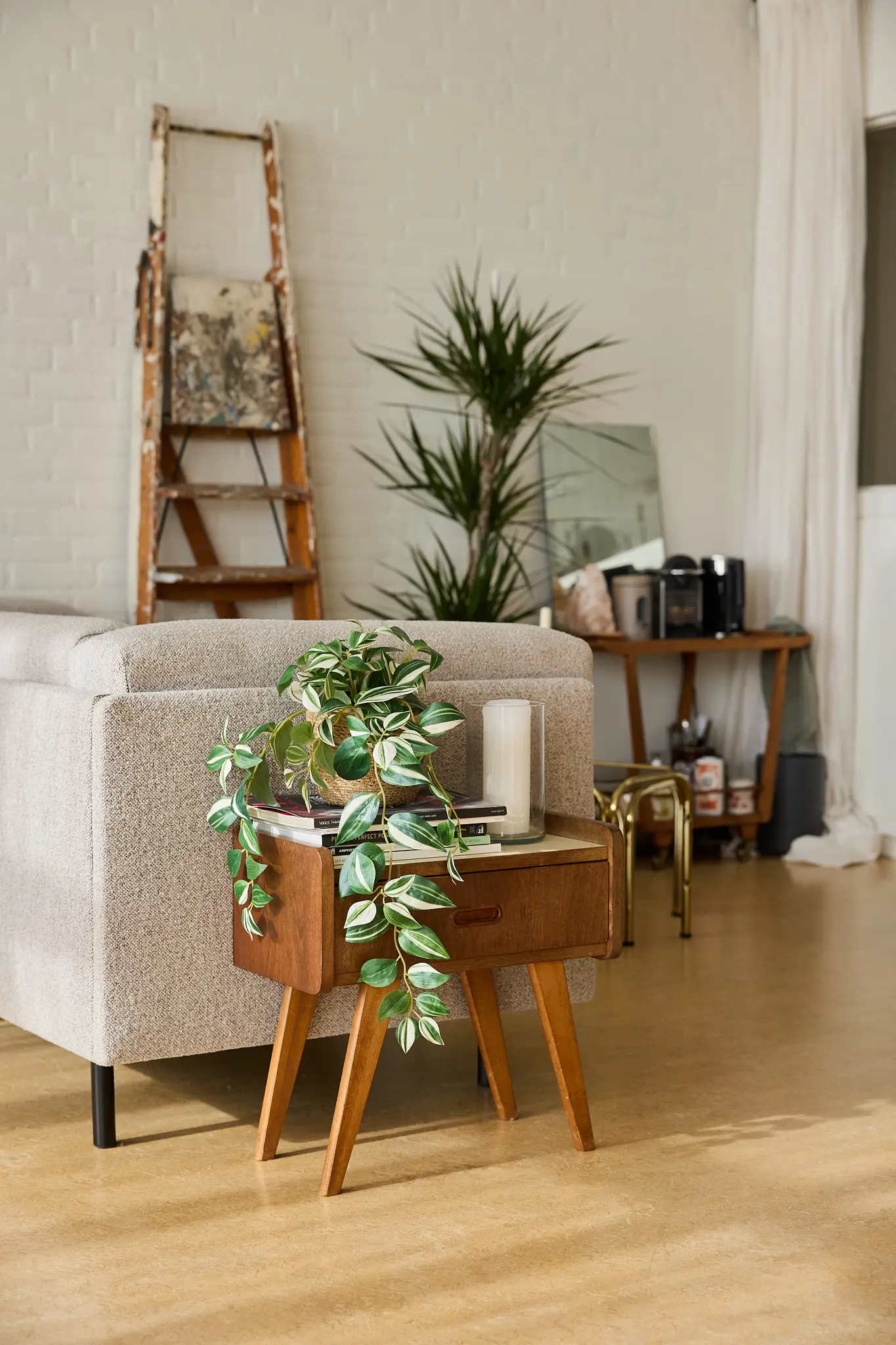 zithoek met bank, kastje en planten