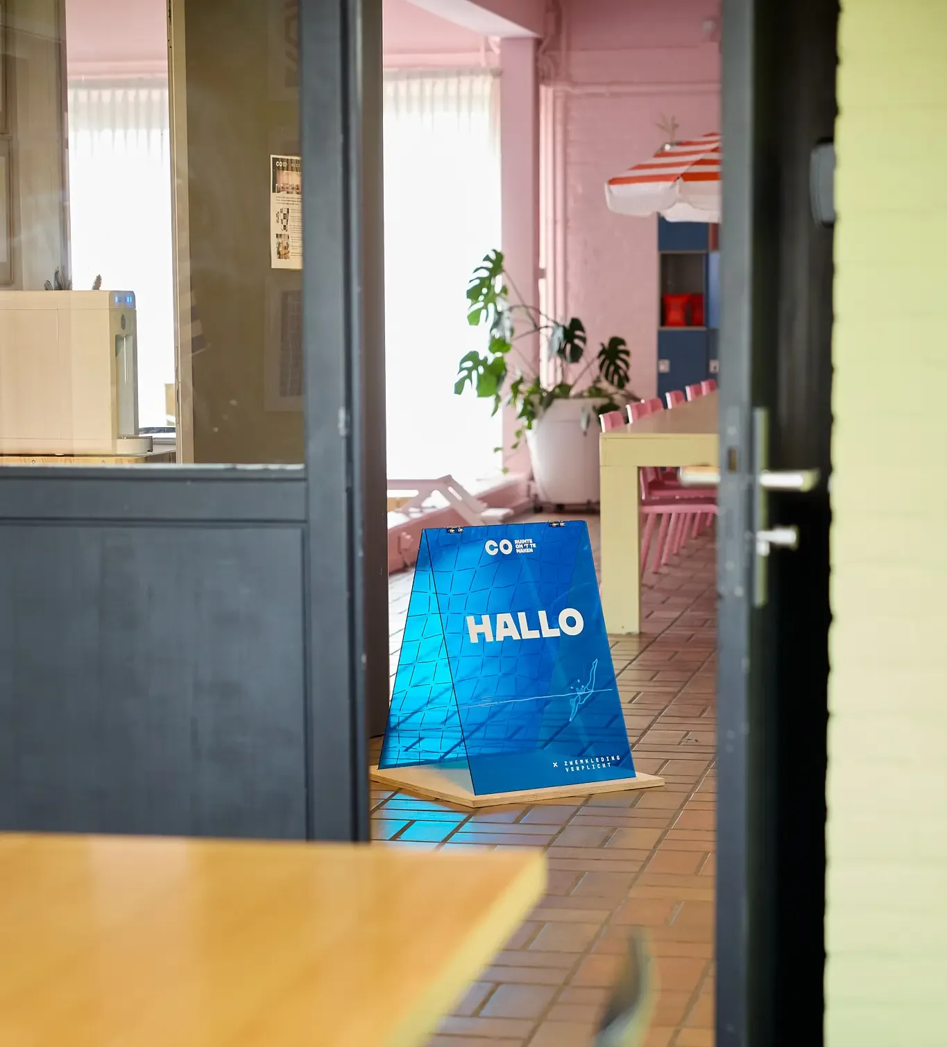 een blauw bord met daarop 'hallo'