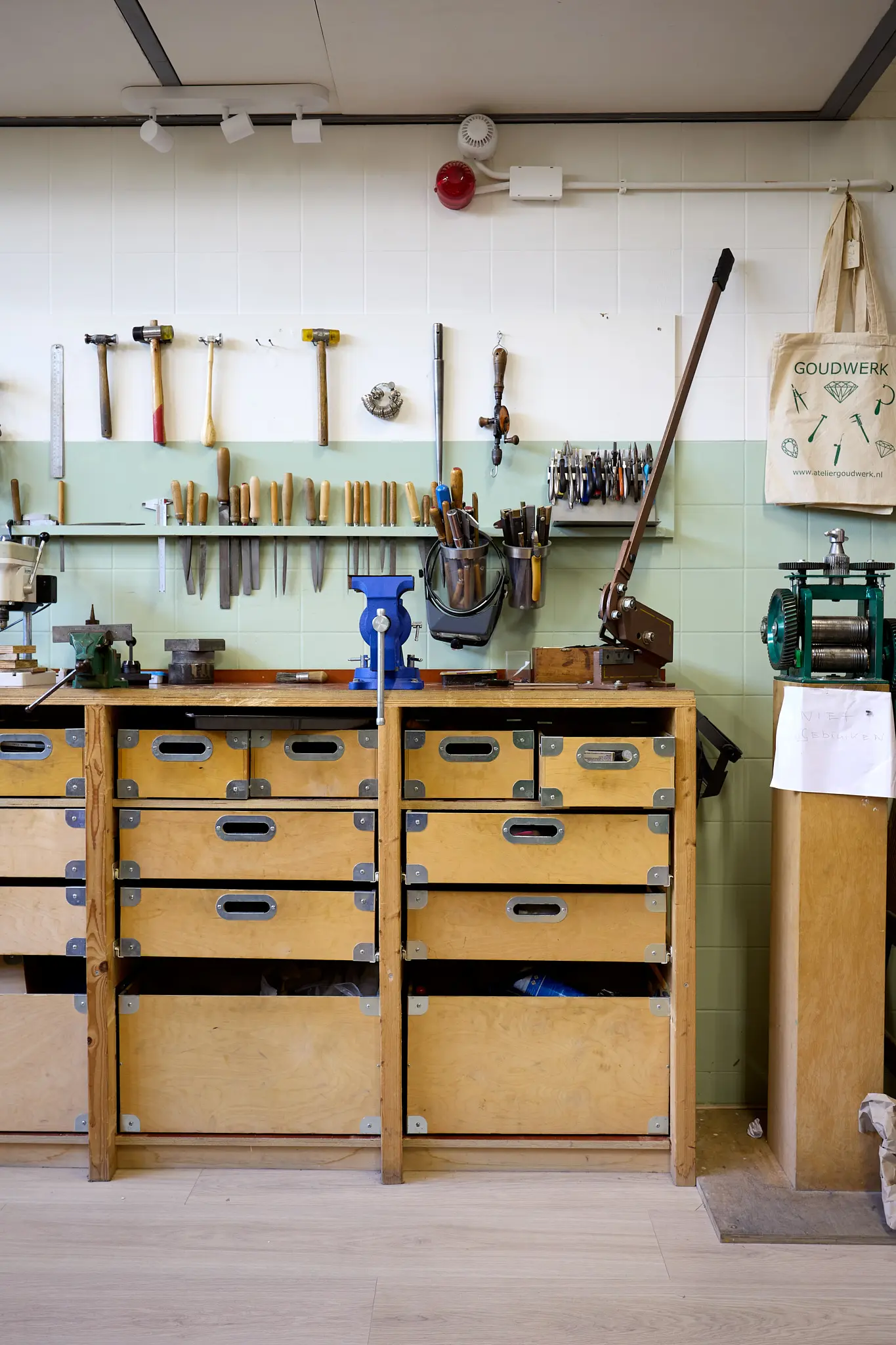 kast en gereedschap in een atelier